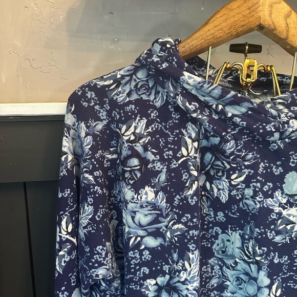 LuluaRoe Simply Comfortable Plus Size Floral Blue and White Hoodie size‎ 2XL - Picture 3 of 10